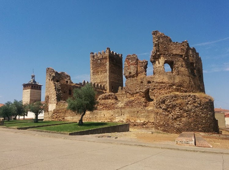 Castillo de Laguna de Negrillos, Spain